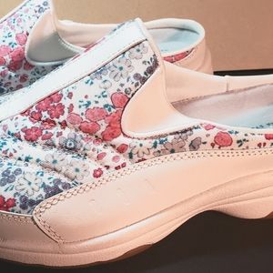 MARTHA STEWART TRAVEL TIME CLOGS.